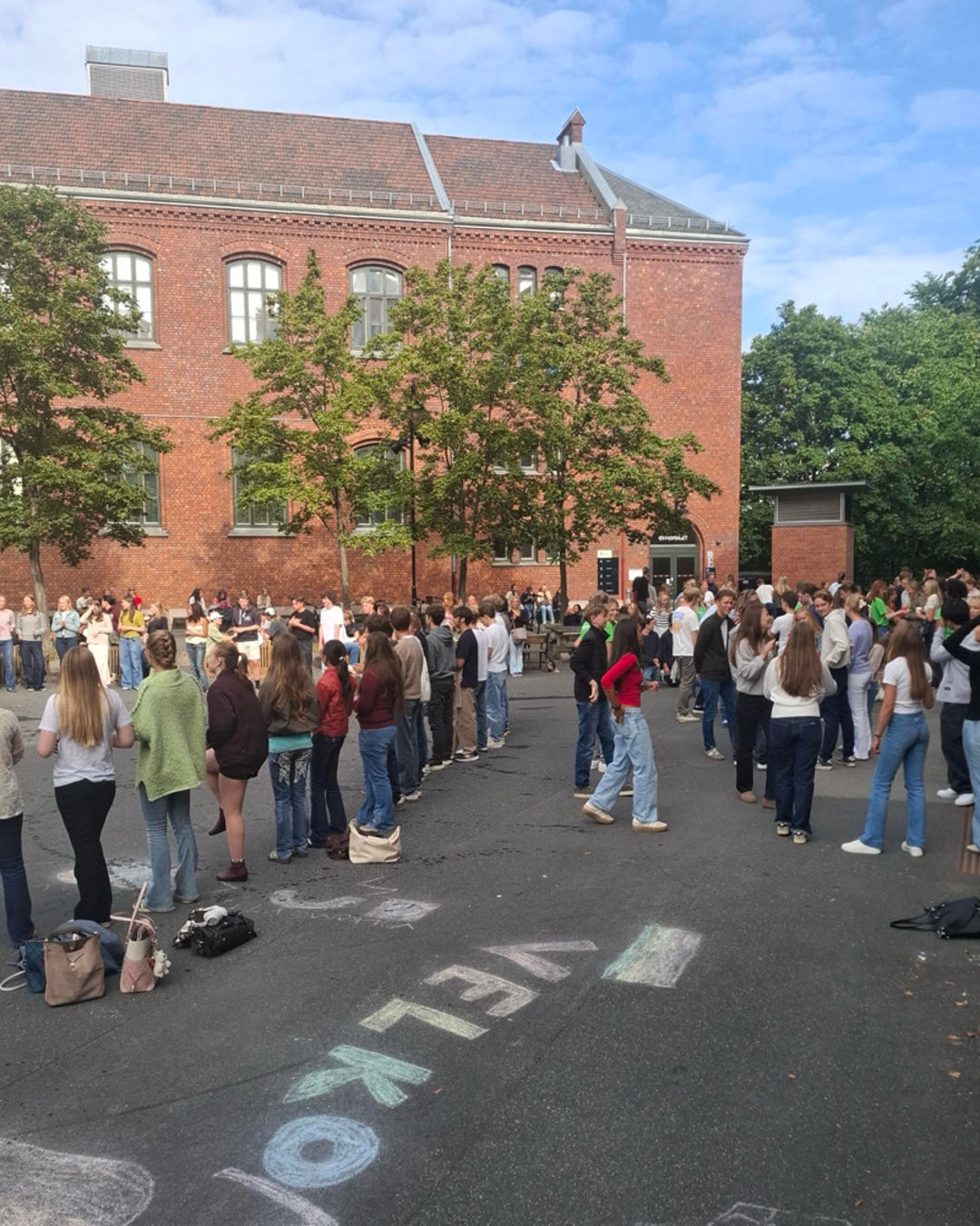 en gruppe mennesker som står utenfor en bygning