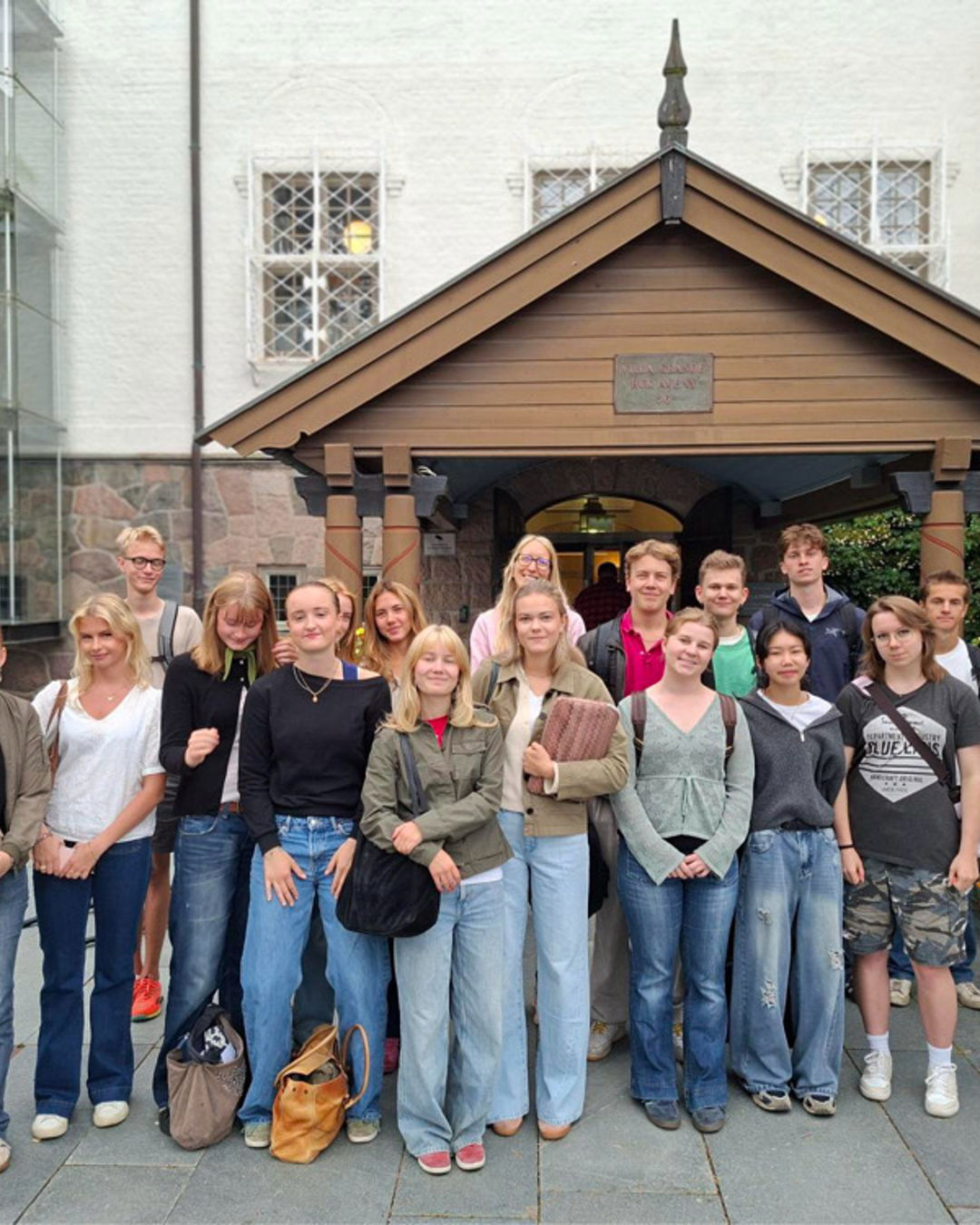 en gruppe mennesker som poserer for et bilde