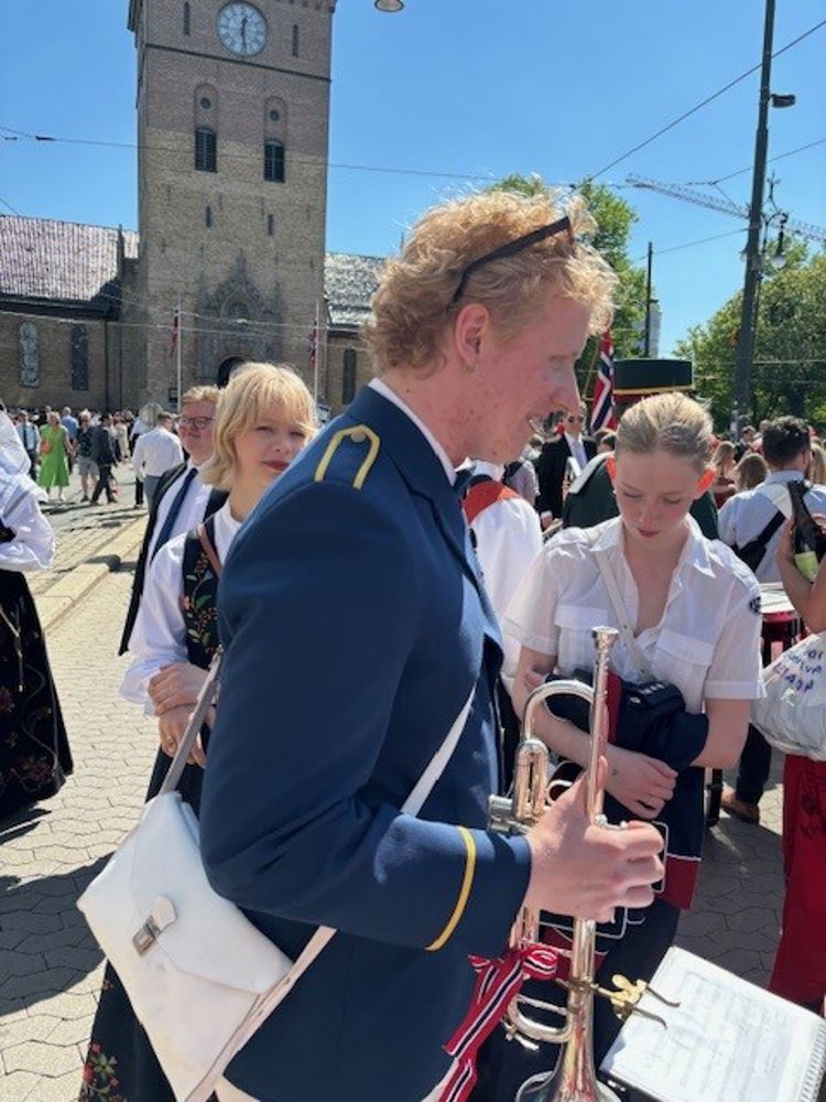 en person i dress som holder pil og bue