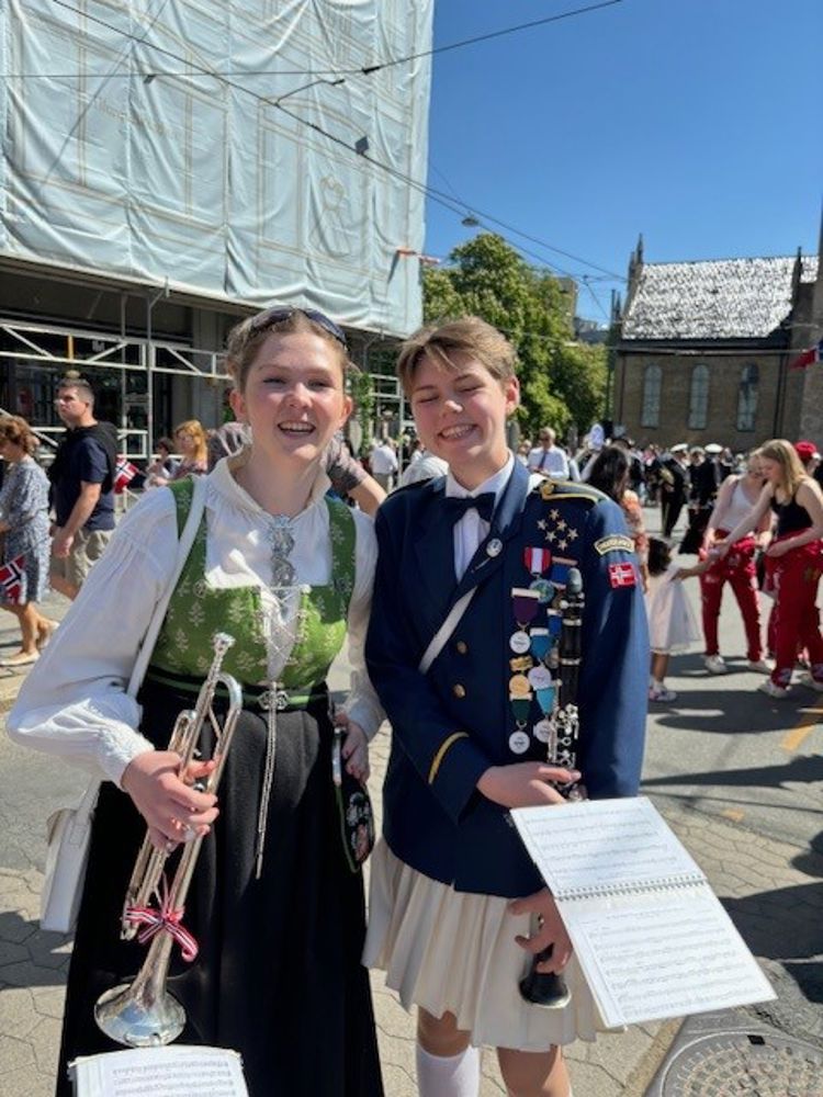 En person og person som holder trofeer