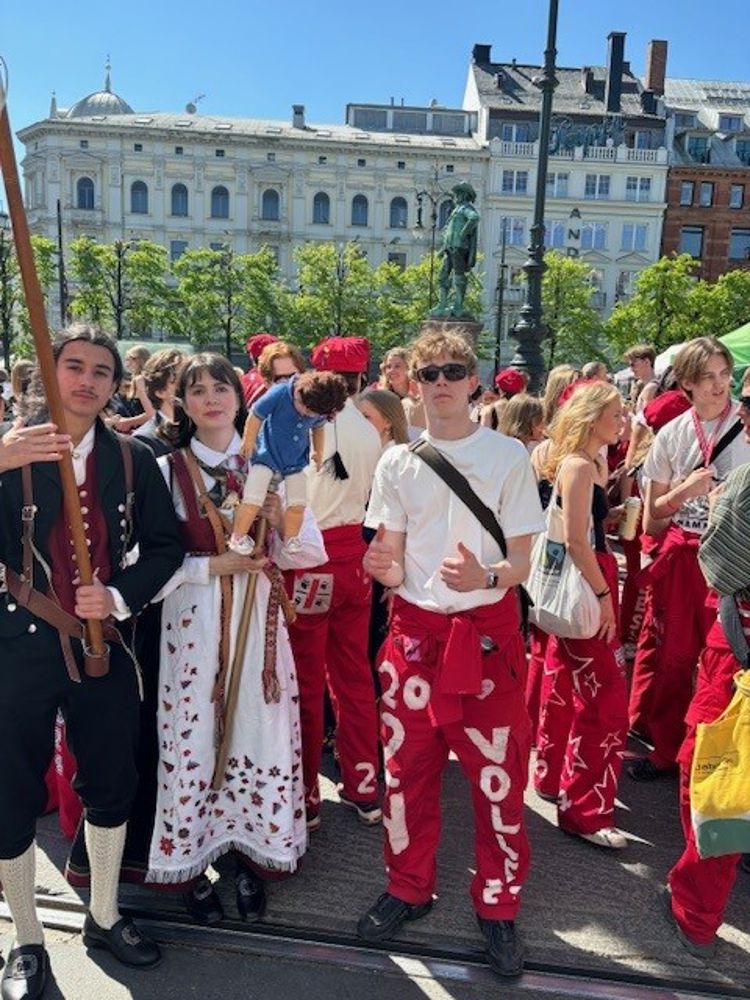 En gruppe mennesker i klær
