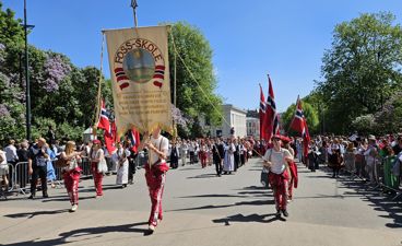En gruppe mennesker som marsjerer med flagg