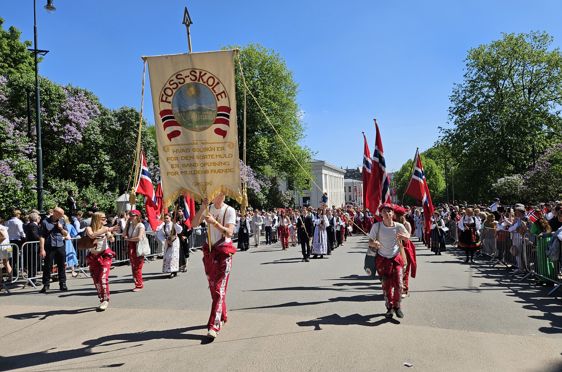 En gruppe mennesker som marsjerer med flagg