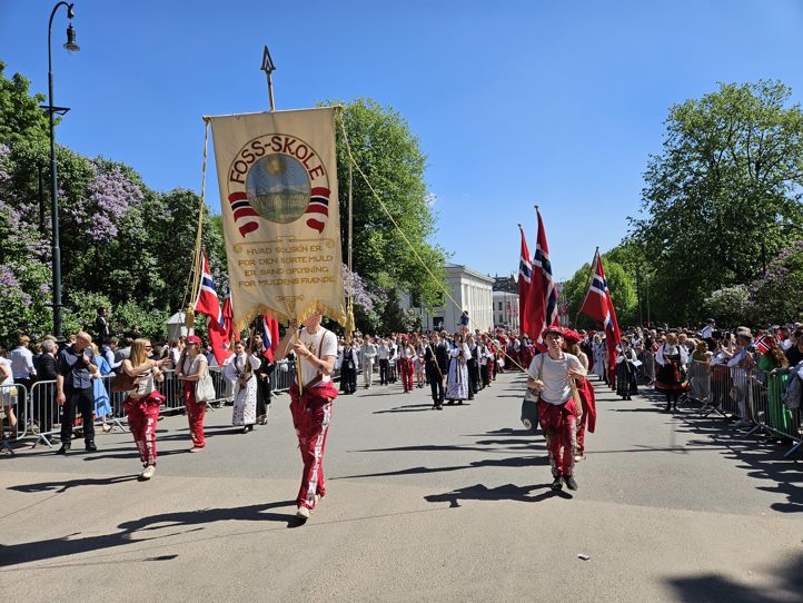 En gruppe mennesker som marsjerer med flagg