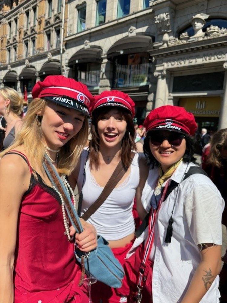 En gruppe mennesker som poserer for kameraet