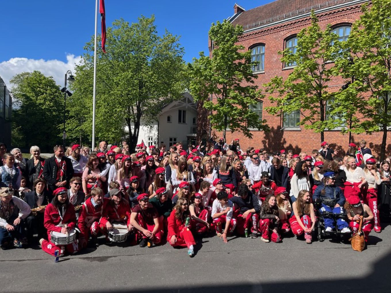 Foto: Foss vgs en stor gruppe mennesker poserer for et bilde