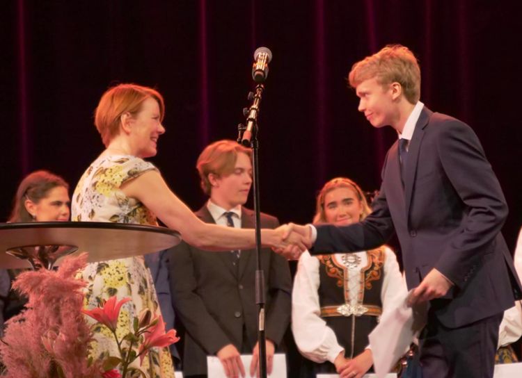 en person og en person som håndhilser på en person i dress