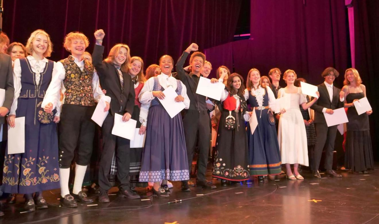 Foto: Foss vgs en gruppe mennesker på en scene