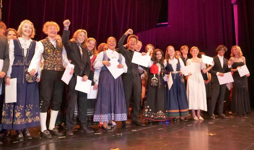 Foto: Foss vgs en gruppe mennesker på en scene
