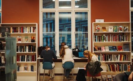 Foto: Sebastian Loraas En gruppe mennesker som sitter ved et bord i et bibliotek