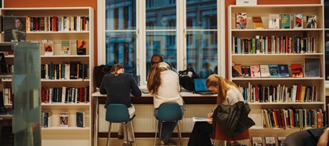Foto: Sebastian Loraas En gruppe mennesker som sitter ved et bord i et bibliotek