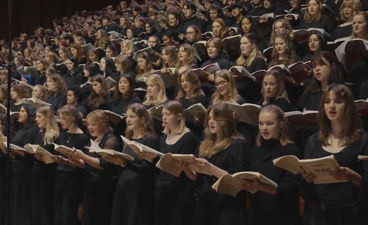 En gruppe mennesker i en forelesningssal