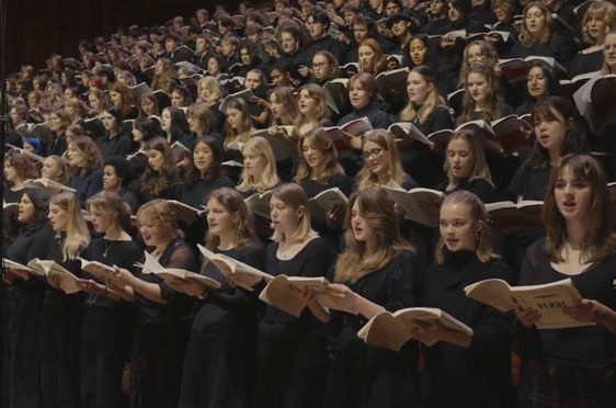 En gruppe mennesker i en forelesningssal