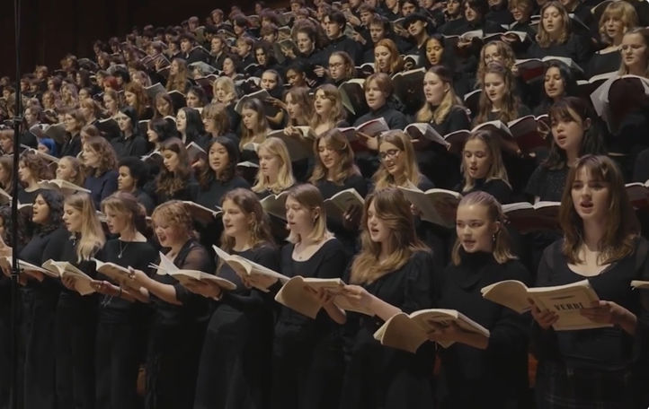 En gruppe mennesker i en forelesningssal
