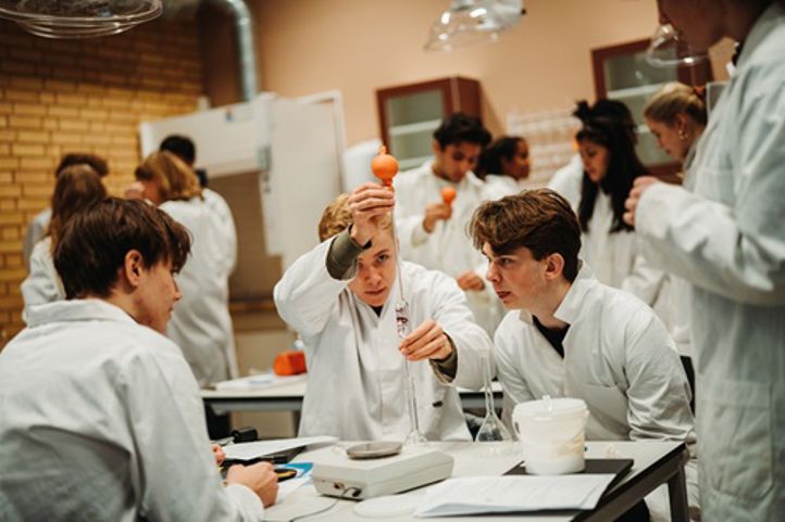 En gruppe mennesker i en diskusjon