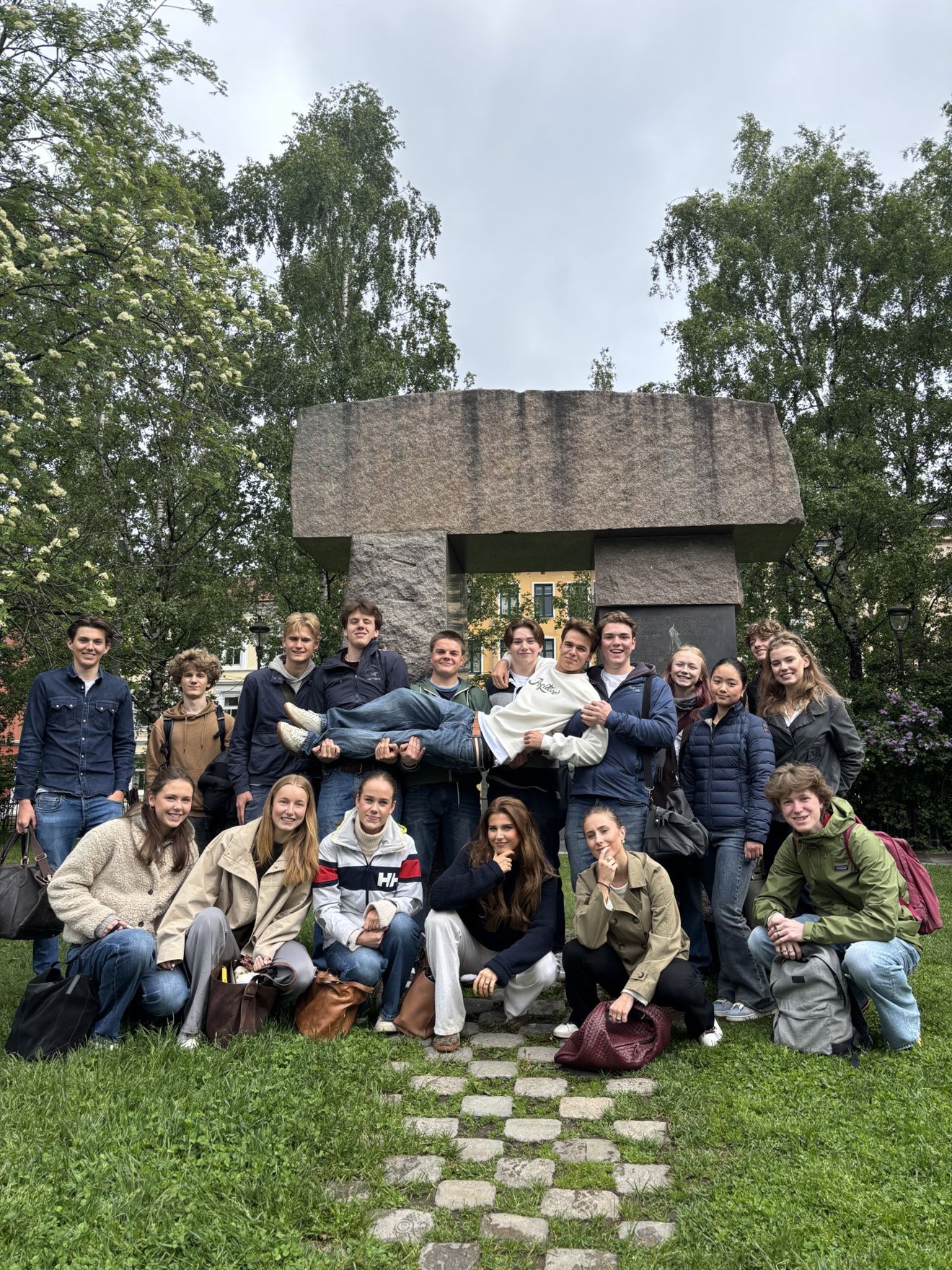 Foto: Foss vgs en gruppe mennesker som poserer for et bilde