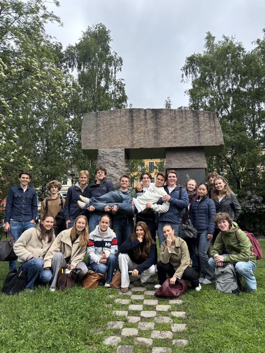 Foto: Foss vgs en gruppe mennesker som poserer for et bilde