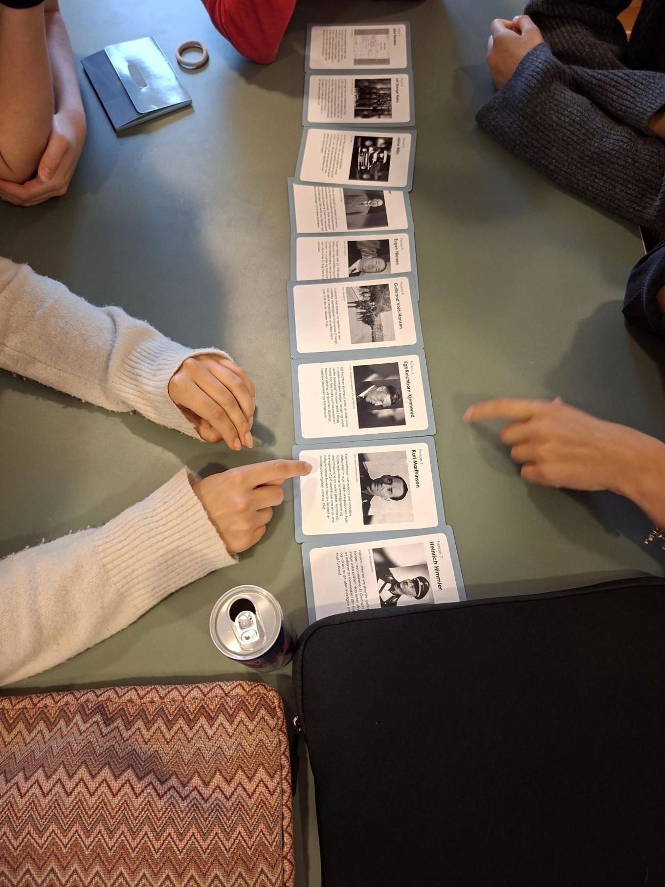 en gruppe mennesker med kort