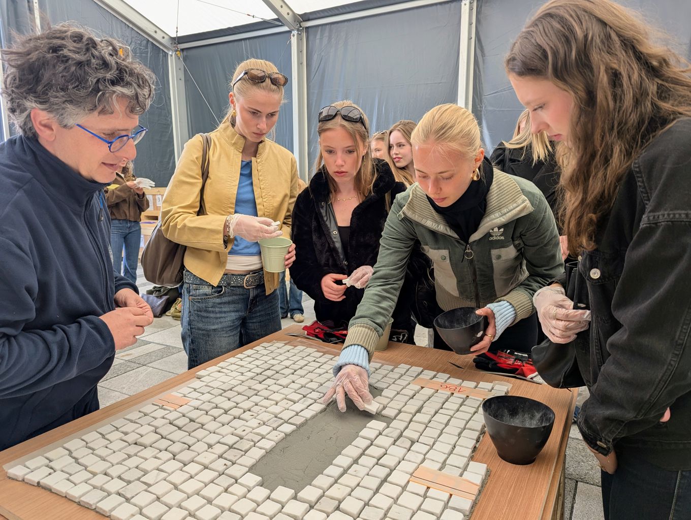 en gruppe mennesker som spiller brettspill