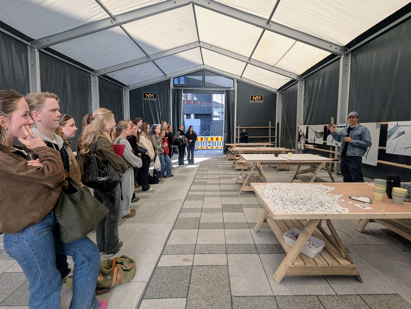en gruppe mennesker som står utenfor