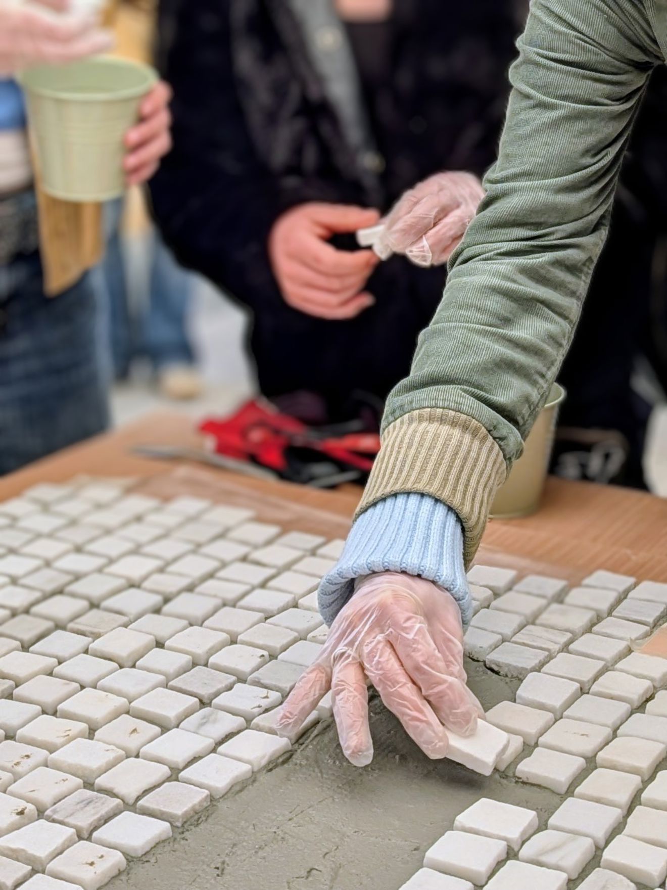 Foto: Foss vgs a person's feet on a tiled surface