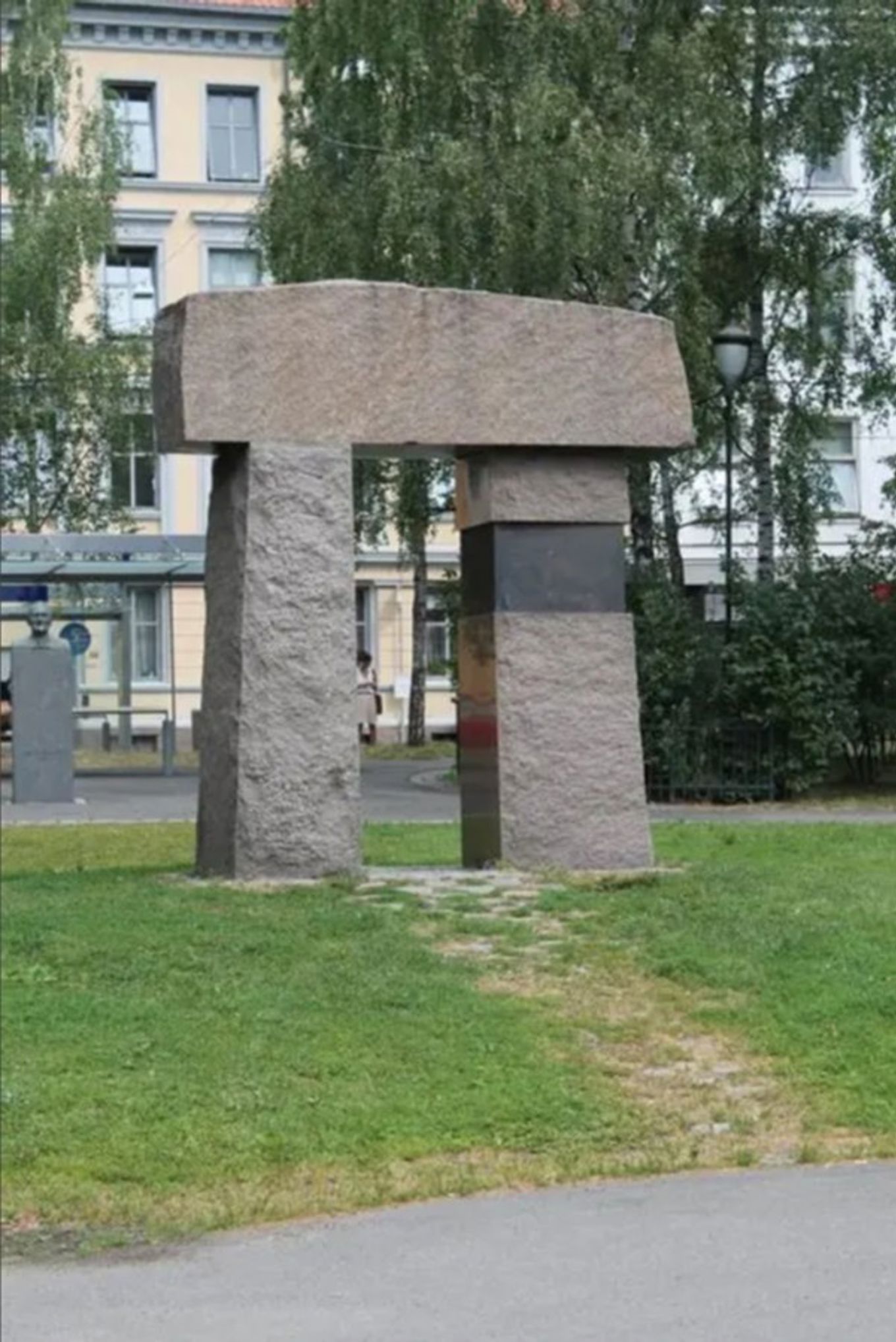 Foto: Foss vgs en steinstruktur i en park