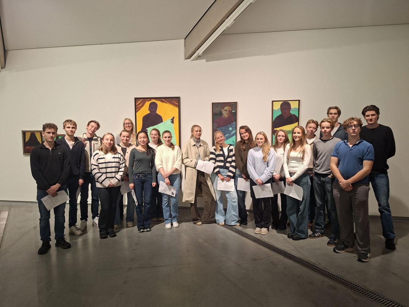 Foto: Foss vgs en gruppe mennesker som poserer for et bilde