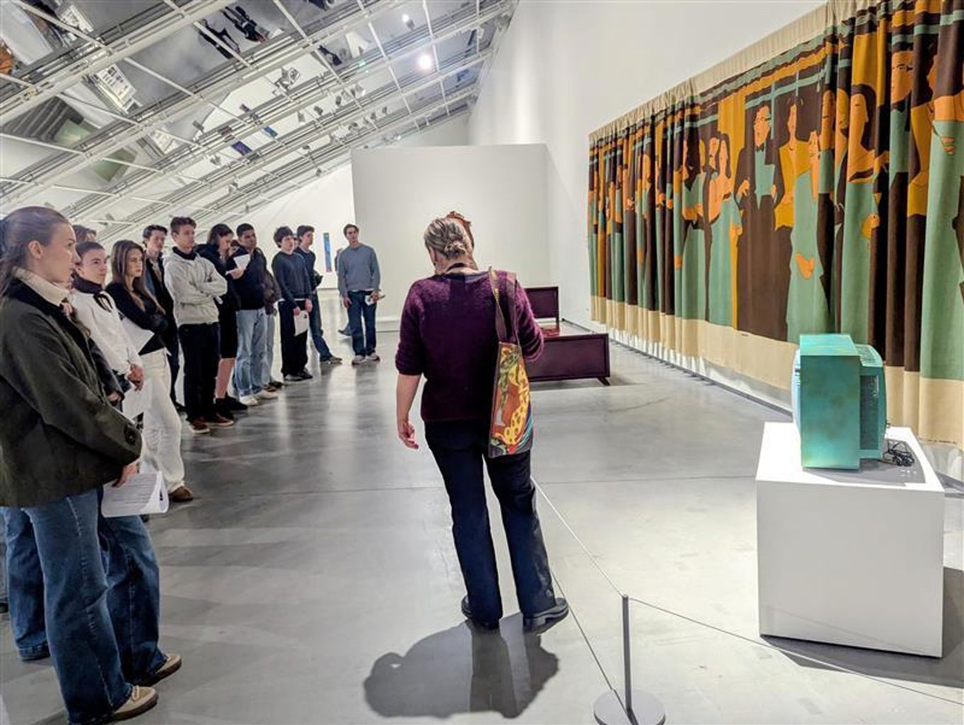 Foto: Foss vgs En gruppe mennesker i et museum
