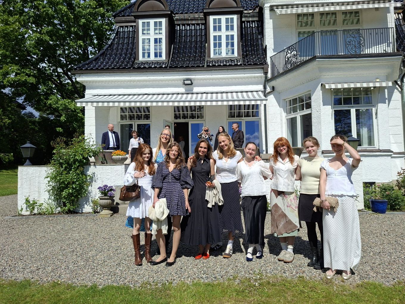 Foto: Foss vgs en gruppe mennesker som poserer for et bilde foran et hus