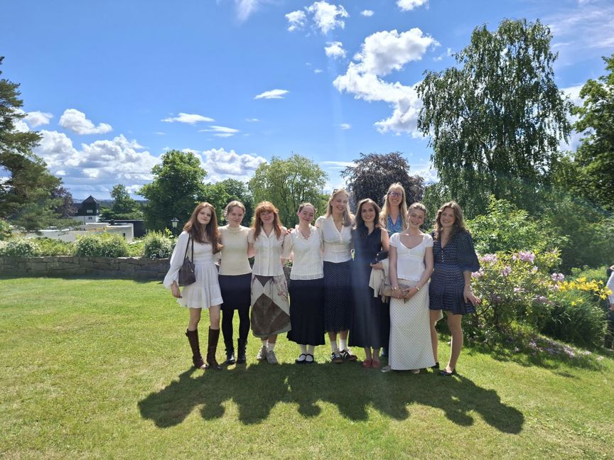Foto: Foss vgs en gruppe personr som poserer for et bilde