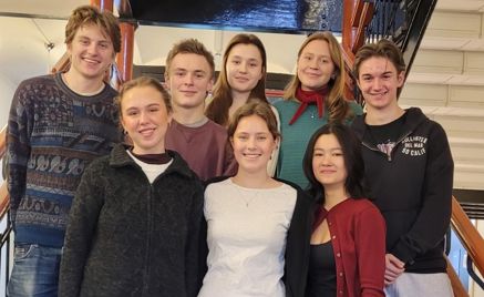 Foto: Foss vgs en gruppe mennesker som poserer for et bilde på en trapp