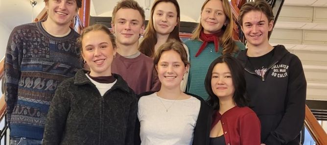 Foto: Foss vgs en gruppe mennesker som poserer for et bilde på en trapp