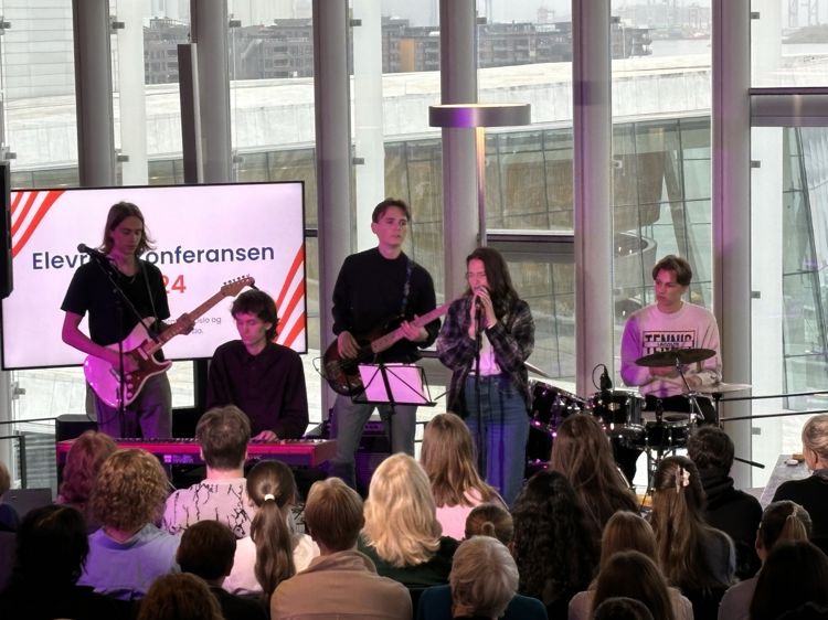 Foto: Foss vgs En gruppe mennesker på scenen