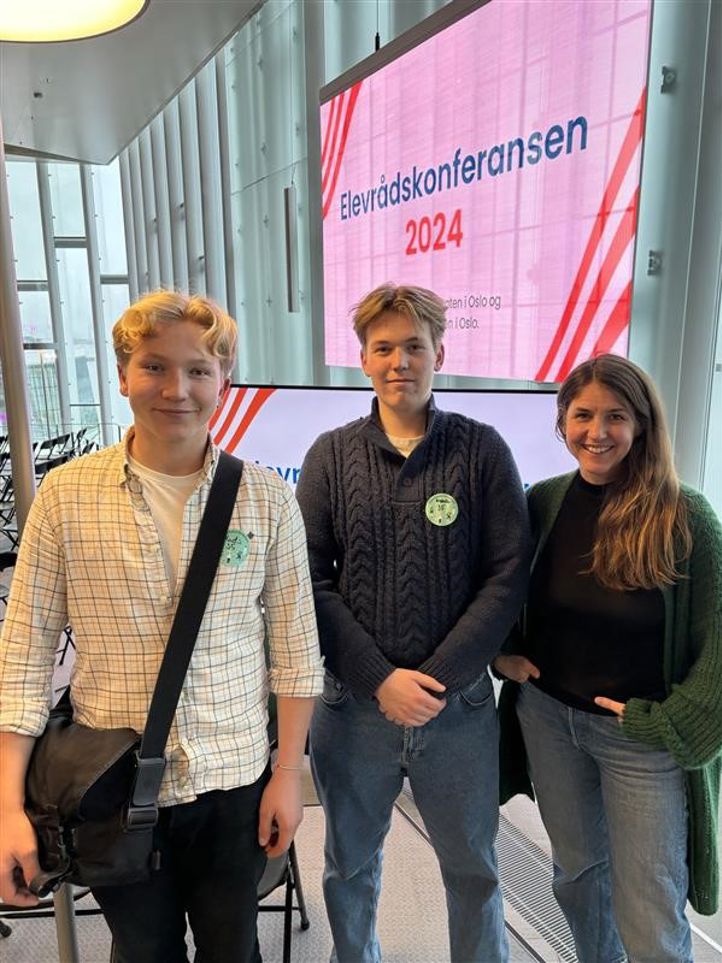 Foto: Foss vgs en gruppe mennesker som poserer for et bilde