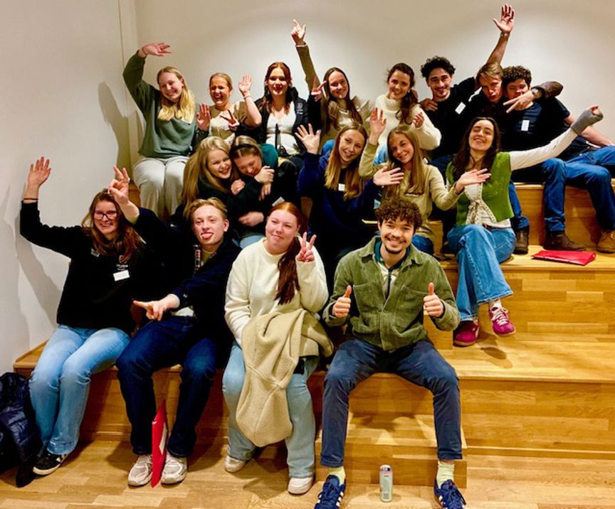 Foto: Foss vgs en gruppe mennesker som poserer for et bilde