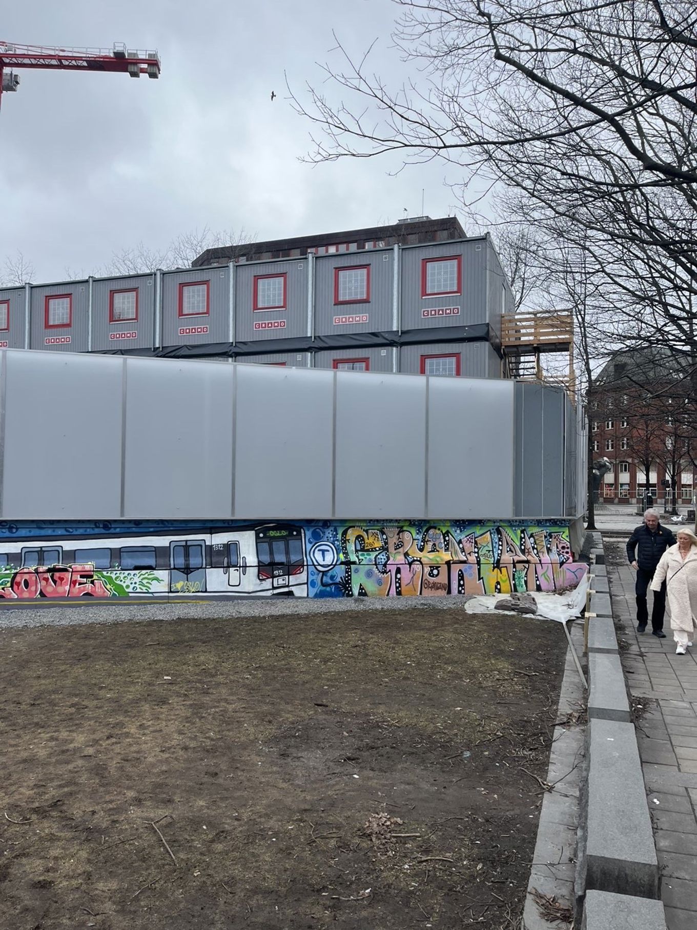 Foto: Yulduz Enayati Hidary (Vegg til Vegg UB) En bygning med graffiti på