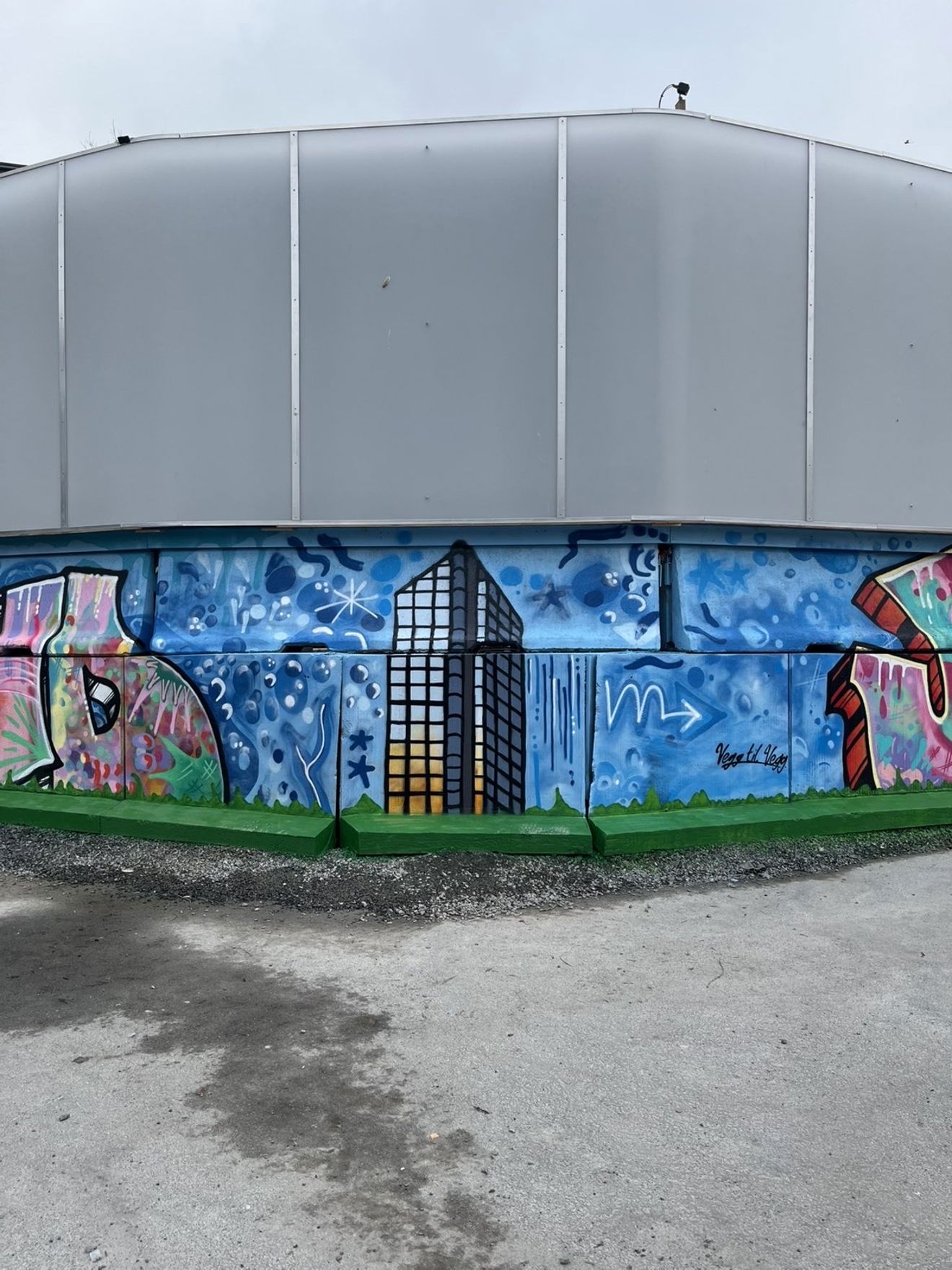 Foto: Yulduz Enayati Hidary (Vegg til Vegg UB) En vegg med graffiti