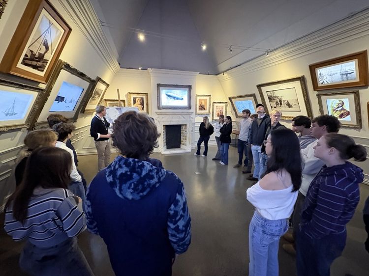 En gruppe mennesker i et museum