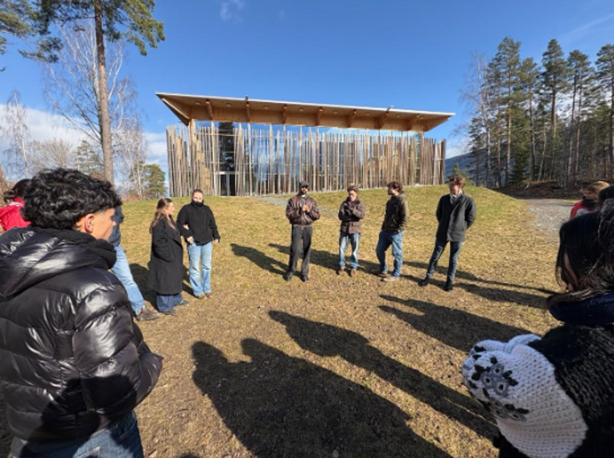 en gruppe mennesker som står utenfor