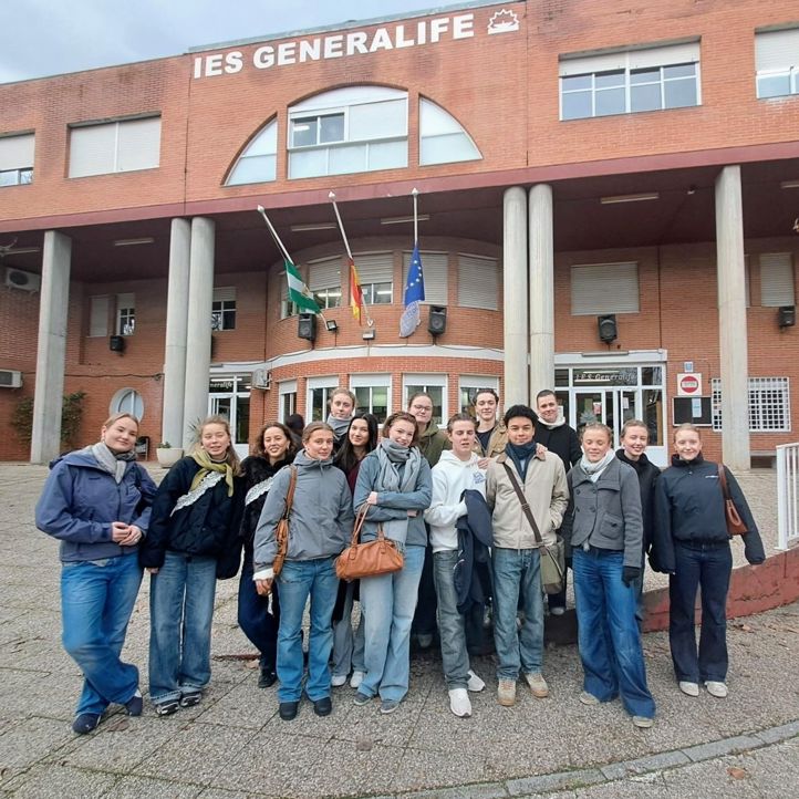 en gruppe mennesker som poserer for et bilde foran en bygning