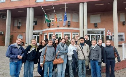 Foto: Foss vgs en gruppe mennesker som poserer for et bilde foran en bygning