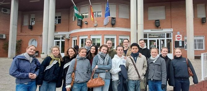 Foto: Foss vgs en gruppe mennesker som poserer for et bilde foran en bygning