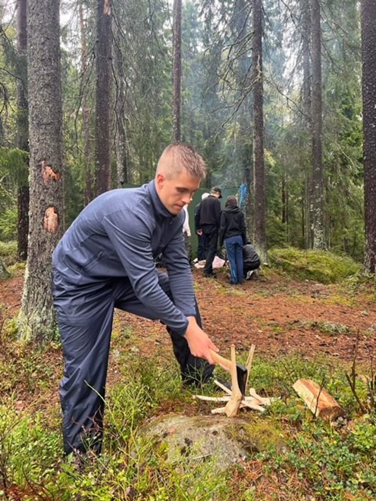 Foto: Foss vgs Elev som kløyver ved
