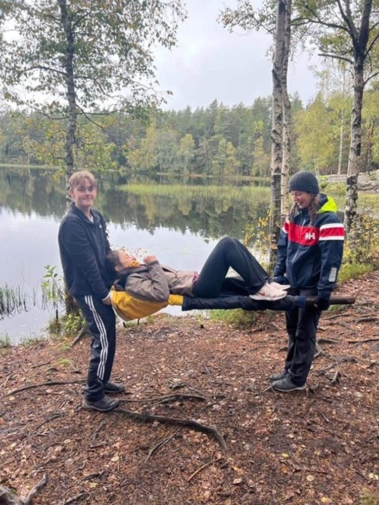 Foto: Foss vgs To elever bærer en elev på båre