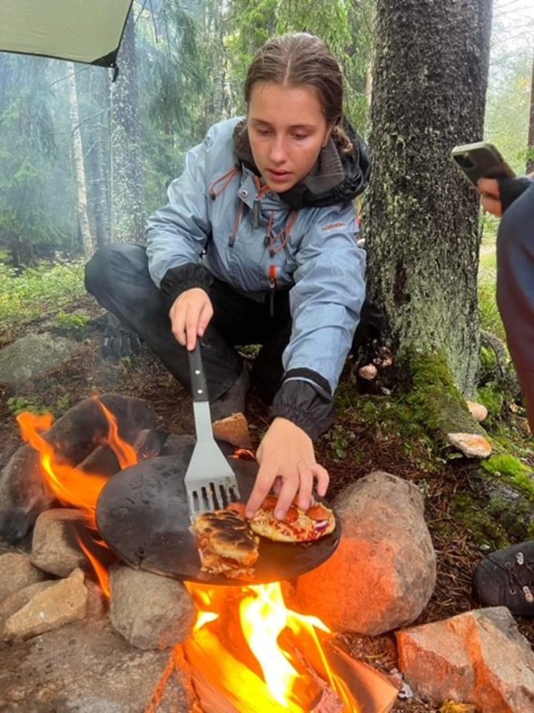 Foto: Foss vgs Elev steker på bålpanne