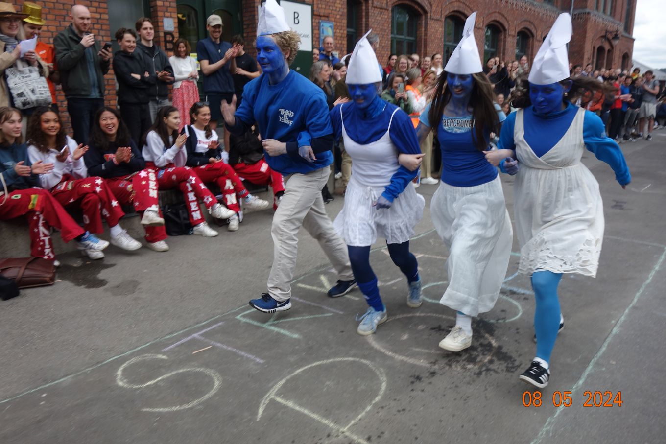En gruppe mennesker i plagg