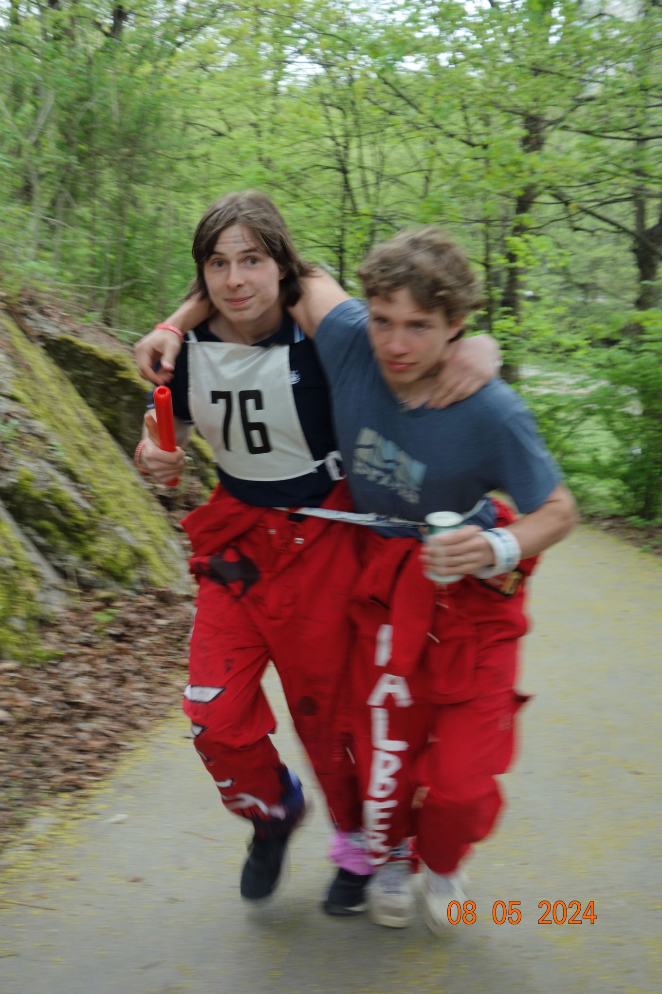 En person og en person som løper på en sti i skogen