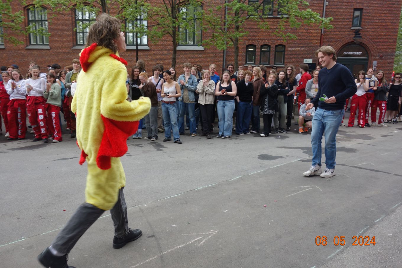 en person i et plagg som danser foran en mengde mennesker