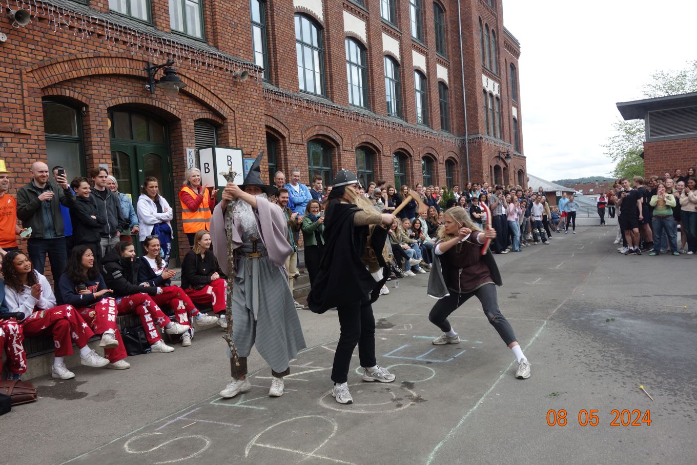 En gruppe mennesker i en gate