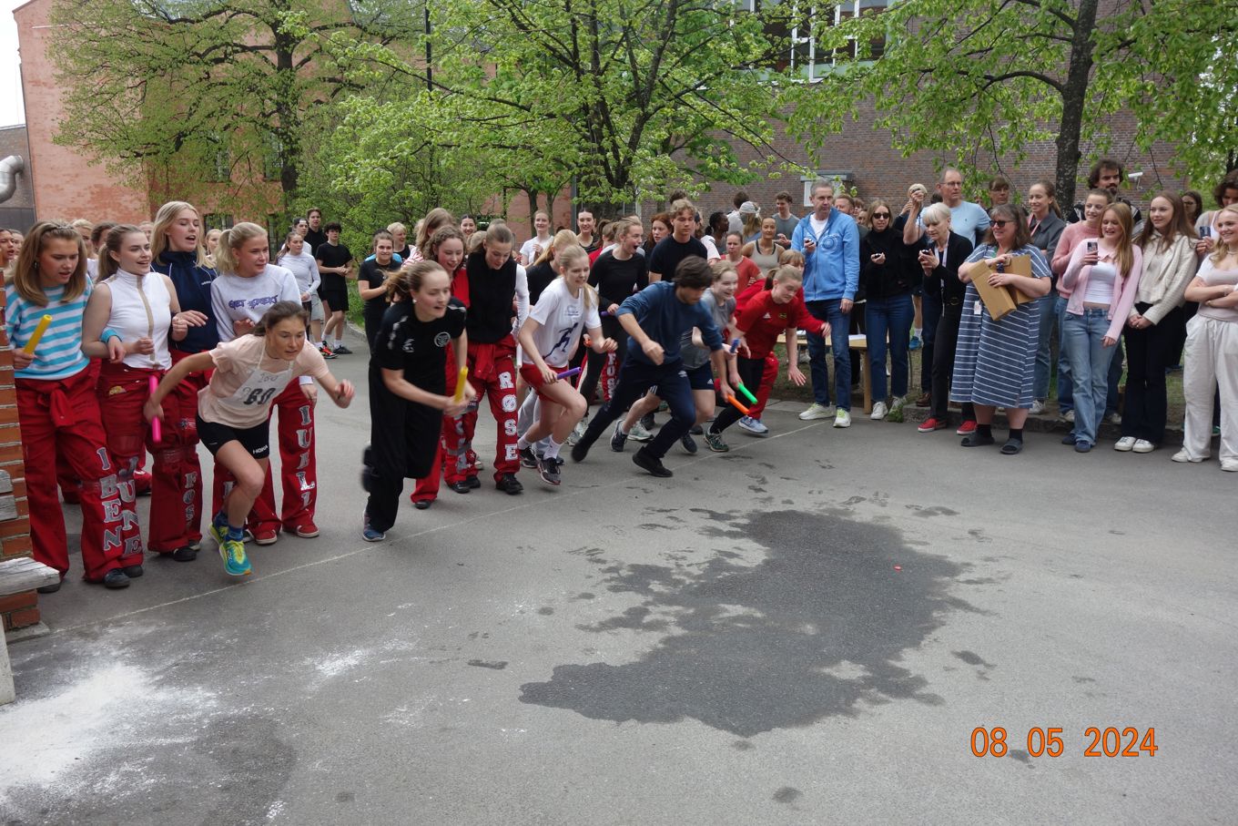 En gruppe mennesker som poserer for et bilde